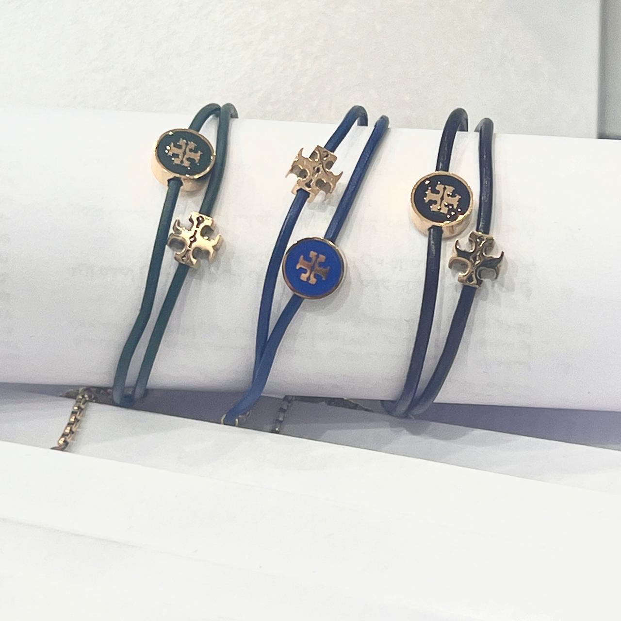 سوار مزدوج مزين بلمسات ذهبية وشعار أنيق